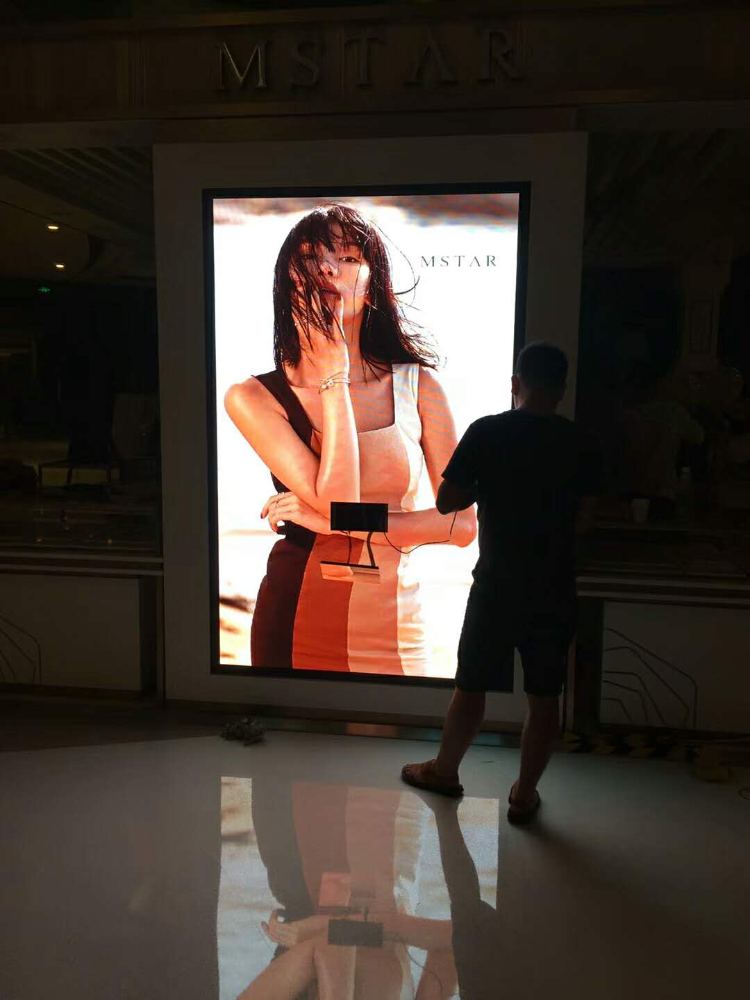 Two pieces of indoor p2 high-definition full-color LED display in Shenzhen jewelry chain store have been installed