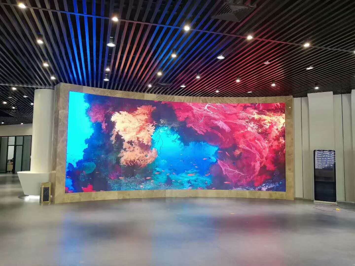 Hainan Haikou Museum indoor 1.875 arc-shaped ultra-clear small-pitch full-color screen installation test results